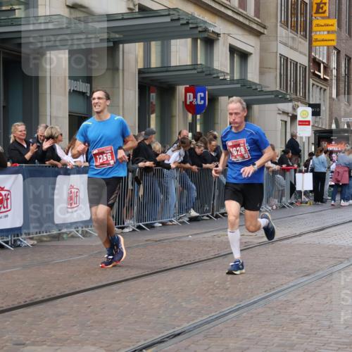 13.09.2026 - 21. swb-Marathon Bremen Strokosch-Dieckow http://msf.ph/oto/10386817 13.09.2026 12:54:22 Ziel 1020, 1256, 1629, 6112, 9399, 9617 meine-sportfotos.de