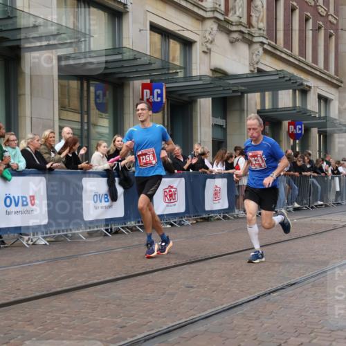 13.09.2026 - 21. swb-Marathon Bremen Strokosch-Dieckow http://msf.ph/oto/10386842 13.09.2026 12:54:23 Ziel 1020, 1256, 1629, 6112, 9399, 9617 meine-sportfotos.de