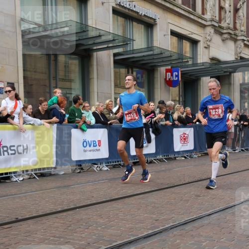 13.09.2026 - 21. swb-Marathon Bremen Strokosch-Dieckow http://msf.ph/oto/10386849 13.09.2026 12:54:23 Ziel 1020, 1256, 1629, 6112, 9399, 9617 meine-sportfotos.de