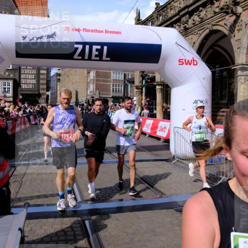 13.09.2026 - 21. swb-Marathon Bremen Tim E. http://msf.ph/oto/10386867 13.09.2026 13:26:30 Ziel 1896, 2434, 2658, 2666, 3516, 3983, 4723, 4724, 5854, 5906, 5934, 6230, 6639, 6886, 8635, 8817, 9266, 9794 meine-sportfotos.de