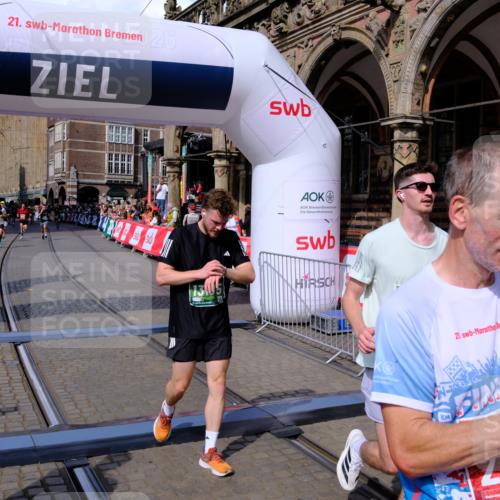 13.09.2026 - 21. swb-Marathon Bremen Tim E. http://msf.ph/oto/10387082 13.09.2026 13:26:49 Ziel 1368, 1649, 2658, 2779, 3526, 3603, 4077, 5747, 5992, 6230, 6375, 6548, 6639, 7626, 9260, 13195 meine-sportfotos.de
