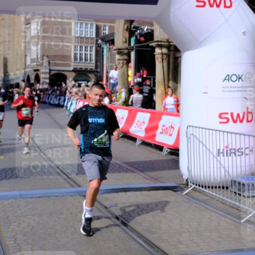 13.09.2026 - 21. swb-Marathon Bremen Tim E. http://msf.ph/oto/10387161 13.09.2026 13:26:53 Ziel 1368, 1649, 2779, 3526, 3603, 3852, 4077, 4598, 6289, 6375, 6548, 8112, 9260, 13195 meine-sportfotos.de