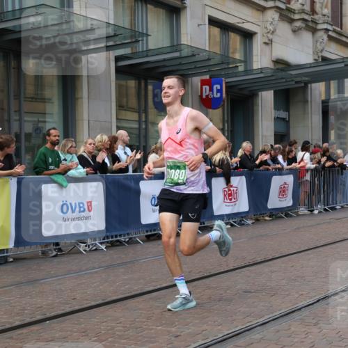 13.09.2026 - 21. swb-Marathon Bremen Strokosch-Dieckow http://msf.ph/oto/10387199 13.09.2026 12:55:43 Ziel 250, 1583, 2072, 5163, 6630, 10034, 13080, 299, 1724, 4381, 9630 meine-sportfotos.de