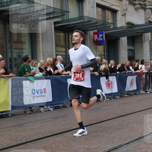 13.09.2026 - 21. swb-Marathon Bremen Strokosch-Dieckow http://msf.ph/oto/10387242 13.09.2026 12:55:45 Ziel 250, 1583, 2072, 5163, 6630, 10034, 13080, 299, 1724, 2072, 4381, 5163, 9630, 10034 meine-sportfotos.de