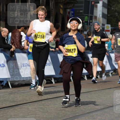 13.09.2026 - 21. swb-Marathon Bremen Strokosch-Dieckow http://msf.ph/oto/10387407 13.09.2026 11:08:55 Ziel 10229, 10399, 10609, 11065, 11124, 11358, 11421, 11560, 11561, 11678, 11710, 11718, 11834, 11888, 11968, 12073, 12162, 12164, 12410, 12516, 10217, 10321, 10455, 10570, 10630, 11011, 11091, 11138, 11304, 11531, 11578, 11812, 11905, 12155, 12192, 12337, 12554 meine-sportfotos.de