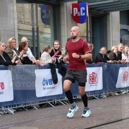 13.09.2026 - 21. swb-Marathon Bremen Strokosch-Dieckow http://msf.ph/oto/10387446 13.09.2026 12:56:06 Ziel 250, 1212, 4936, 13224, 1583, 2072, 5163, 6630, 10034, 13080 meine-sportfotos.de