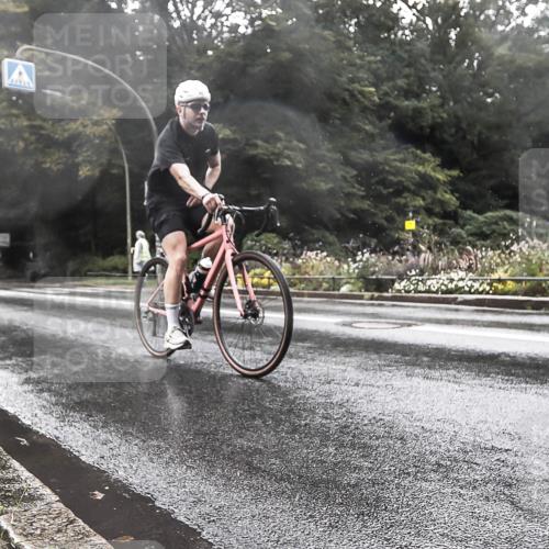 13.09.2026 - Stadtparktriathlon H.Heesch http://msf.ph/oto/10387487 13.09.2026 12:15:14 Radfahren 922, 983, 1050, 1054 meine-sportfotos.de