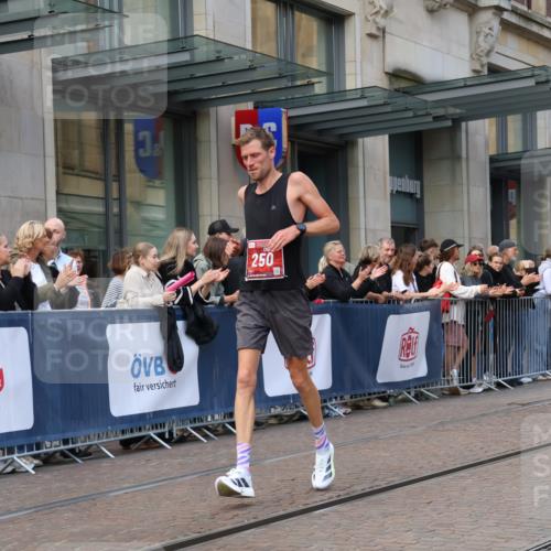 13.09.2026 - 21. swb-Marathon Bremen Strokosch-Dieckow http://msf.ph/oto/10387523 13.09.2026 12:56:21 Ziel 901, 1212, 1288, 4936, 13224, 250, 6630 meine-sportfotos.de
