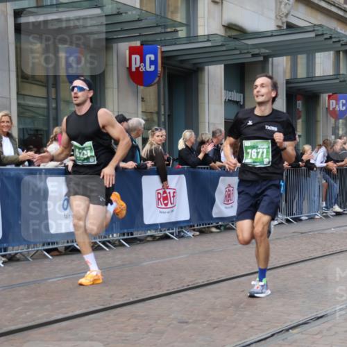 13.09.2026 - 21. swb-Marathon Bremen Strokosch-Dieckow http://msf.ph/oto/10387664 13.09.2026 12:56:46 Ziel 365, 573, 850, 3368, 5912, 6201, 7118, 7671, 901, 1212, 1288, 4936, 13224 meine-sportfotos.de
