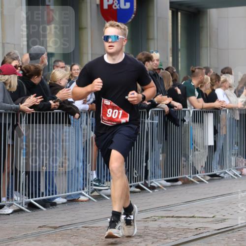 13.09.2026 - 21. swb-Marathon Bremen Strokosch-Dieckow http://msf.ph/oto/10387722 13.09.2026 12:56:53 Ziel 365, 573, 850, 3368, 5912, 6201, 901, 1212, 1288, 4936, 6201, 7118, 7671 meine-sportfotos.de