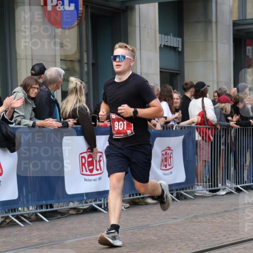 13.09.2026 - 21. swb-Marathon Bremen Strokosch-Dieckow http://msf.ph/oto/10387730 13.09.2026 12:56:54 Ziel 365, 573, 850, 3368, 5912, 901, 1212, 1288, 4936, 6201, 7118, 7671 meine-sportfotos.de