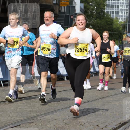 13.09.2026 - 21. swb-Marathon Bremen Strokosch-Dieckow http://msf.ph/oto/10387731 13.09.2026 11:09:13 Ziel 10217, 10399, 10455, 10469, 10599, 11011, 11053, 11074, 11358, 11421, 11434, 11531, 11710, 11718, 11812, 11905, 12192, 12256, 12353, 12438, 12517, 10556, 10664, 10686, 10694, 10769, 10823, 10981, 10983, 11225, 11764, 11882, 11883, 11914, 11915, 11995, 12322, 12491, 12532, 13607 meine-sportfotos.de