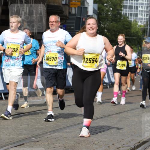 13.09.2026 - 21. swb-Marathon Bremen Strokosch-Dieckow http://msf.ph/oto/10387742 13.09.2026 11:09:13 Ziel 10217, 10399, 10455, 10469, 10599, 11011, 11053, 11074, 11358, 11421, 11434, 11531, 11710, 11718, 11812, 11905, 12192, 12256, 12353, 12438, 12517, 10556, 10664, 10686, 10694, 10769, 10823, 10981, 10983, 11225, 11764, 11882, 11883, 11914, 11915, 11995, 12322, 12491, 12532, 13607 meine-sportfotos.de