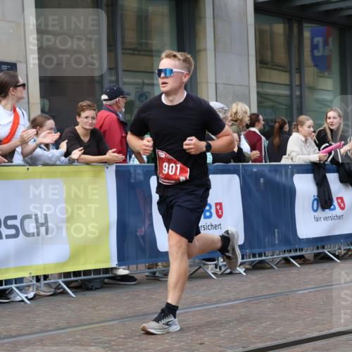 13.09.2026 - 21. swb-Marathon Bremen Strokosch-Dieckow http://msf.ph/oto/10387748 13.09.2026 12:56:55 Ziel 365, 573, 850, 1875, 3368, 5912, 573, 901, 1288, 4936, 6201, 7118, 7671 meine-sportfotos.de