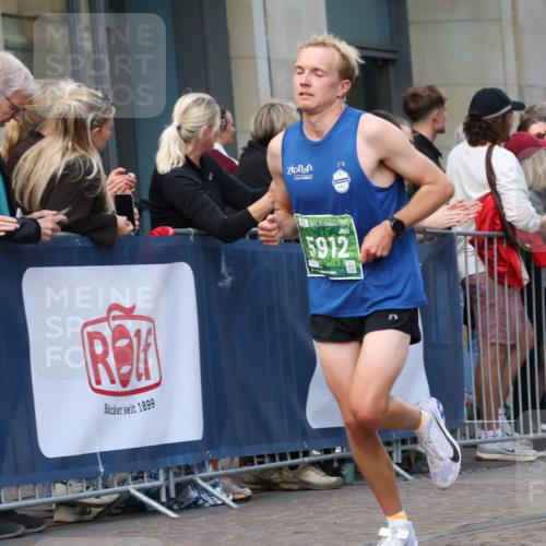13.09.2026 - 21. swb-Marathon Bremen Strokosch-Dieckow http://msf.ph/oto/10387791 13.09.2026 12:57:01 Ziel 850, 1875, 2986, 3368, 5912, 6264, 365, 573, 901, 6201, 7118, 7671 meine-sportfotos.de