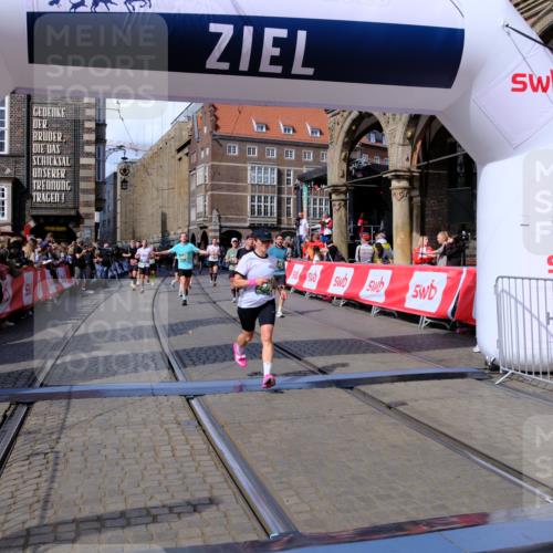 13.09.2026 - 21. swb-Marathon Bremen Tim E. http://msf.ph/oto/10387817 13.09.2026 13:28:28 Ziel 1343, 1460, 2977, 3114, 3334, 4506, 5250, 5360, 5889, 6182, 7926, 8656, 9167, 9168, 9543, 9738, 9881 meine-sportfotos.de