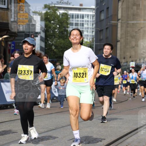 13.09.2026 - 21. swb-Marathon Bremen Strokosch-Dieckow http://msf.ph/oto/10387828 13.09.2026 11:09:16 Ziel 10217, 10455, 10469, 10570, 10599, 10630, 11011, 11053, 11074, 11138, 11434, 11531, 11812, 11905, 12192, 12256, 12353, 12438, 12517, 12554, 10556, 10664, 10694, 10769, 10823, 10981, 11225, 11882, 11883, 11914, 11915, 11995, 12322, 12474, 12491, 12532, 13607 meine-sportfotos.de