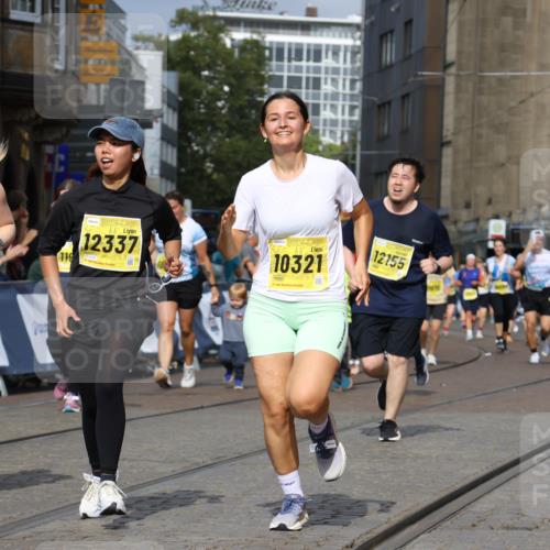 13.09.2026 - 21. swb-Marathon Bremen Strokosch-Dieckow http://msf.ph/oto/10387836 13.09.2026 11:09:16 Ziel 10217, 10455, 10469, 10570, 10599, 10630, 11011, 11053, 11074, 11138, 11434, 11531, 11812, 11905, 12192, 12256, 12353, 12438, 12517, 12554, 10556, 10664, 10694, 10769, 10823, 10981, 11225, 11882, 11883, 11914, 11915, 11995, 12322, 12474, 12491, 12532, 13607 meine-sportfotos.de