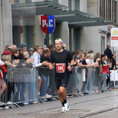 13.09.2026 - 21. swb-Marathon Bremen Strokosch-Dieckow http://msf.ph/oto/10387860 13.09.2026 12:57:14 Ziel 919, 1875, 2986, 4795, 6264, 365, 573, 850, 3368, 5912, 6201, 7671 meine-sportfotos.de