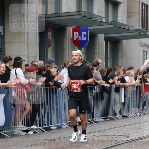 13.09.2026 - 21. swb-Marathon Bremen Strokosch-Dieckow http://msf.ph/oto/10387867 13.09.2026 12:57:15 Ziel 919, 1875, 2986, 4795, 6264, 365, 573, 850, 3368, 5912, 6201, 7671 meine-sportfotos.de