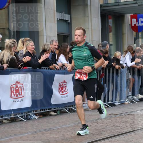 13.09.2026 - 21. swb-Marathon Bremen Strokosch-Dieckow http://msf.ph/oto/10388047 13.09.2026 12:57:35 Ziel 1323, 2099, 9065, 919, 1875, 2986, 4795, 5912, 6264 meine-sportfotos.de