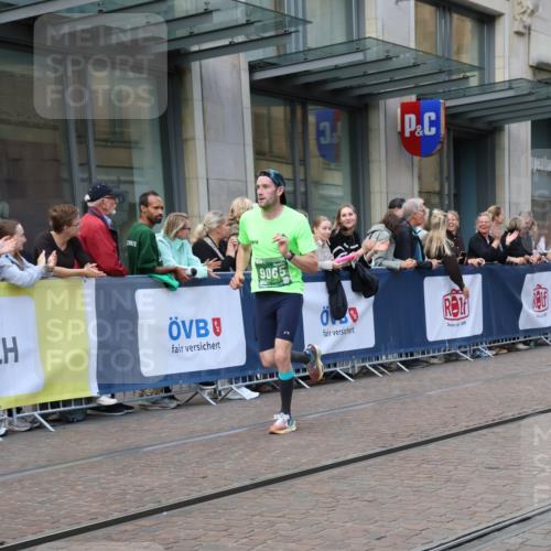 13.09.2026 - 21. swb-Marathon Bremen Strokosch-Dieckow http://msf.ph/oto/10388189 13.09.2026 12:57:49 Ziel 1323, 1379, 1604, 1717, 2073, 2099, 9065, 919, 4795 meine-sportfotos.de
