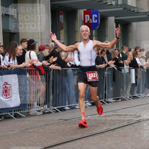 13.09.2026 - 21. swb-Marathon Bremen Strokosch-Dieckow http://msf.ph/oto/10388219 13.09.2026 12:58:10 Ziel 346, 1379, 1472, 1604, 1717, 2049, 5672, 6198, 8311, 8394, 1323, 1604, 1717, 2073, 2099, 9065 meine-sportfotos.de