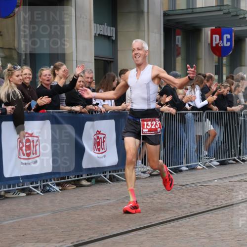 13.09.2026 - 21. swb-Marathon Bremen Strokosch-Dieckow http://msf.ph/oto/10388230 13.09.2026 12:58:10 Ziel 346, 1379, 1472, 1604, 1717, 2049, 5672, 6198, 8311, 8394, 1323, 1604, 1717, 2073, 2099, 9065 meine-sportfotos.de