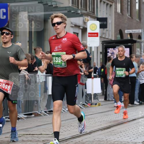 13.09.2026 - 21. swb-Marathon Bremen Strokosch-Dieckow http://msf.ph/oto/10388271 13.09.2026 12:58:14 Ziel 346, 1472, 2049, 5672, 6198, 8311, 8394, 1323, 1379, 1604, 1717, 2073, 2099, 9065 meine-sportfotos.de