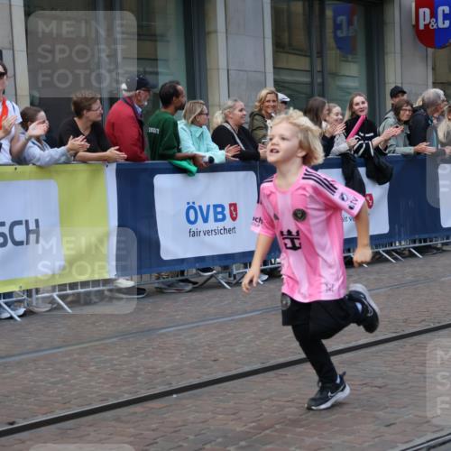 13.09.2026 - 21. swb-Marathon Bremen Strokosch-Dieckow http://msf.ph/oto/10388371 13.09.2026 12:58:20 Ziel 346, 1576, 2049, 5672, 6198, 6929, 8311, 8394, 1379, 1472, 1604, 1717, 2073, 2099, 9065 meine-sportfotos.de
