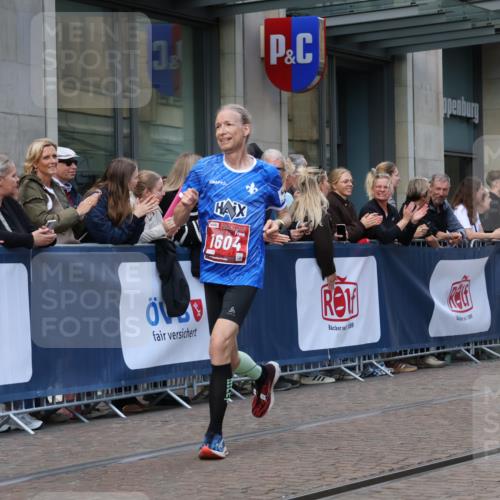13.09.2026 - 21. swb-Marathon Bremen Strokosch-Dieckow http://msf.ph/oto/10388452 13.09.2026 12:58:27 Ziel 346, 1576, 2049, 3624, 4847, 5672, 6929, 8065, 1379, 1472, 1604, 1717, 2073, 6198, 8311, 8394 meine-sportfotos.de