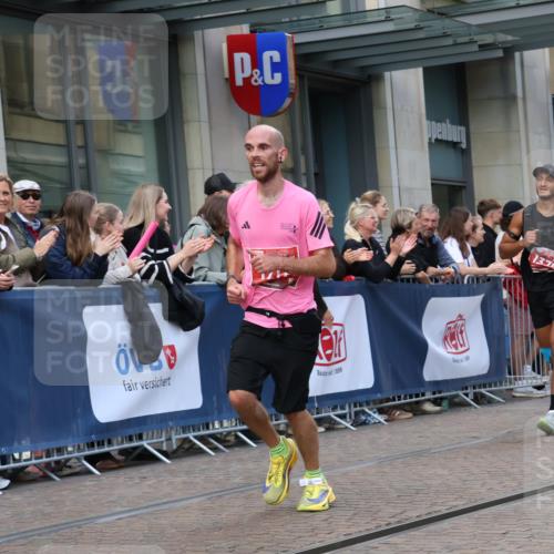 13.09.2026 - 21. swb-Marathon Bremen Strokosch-Dieckow http://msf.ph/oto/10388463 13.09.2026 12:58:28 Ziel 346, 1576, 2049, 3624, 4847, 5672, 6929, 8065, 1379, 1472, 1604, 1717, 2073, 6198, 8311, 8394 meine-sportfotos.de