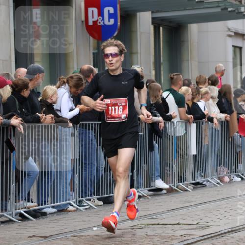 13.09.2026 - 21. swb-Marathon Bremen Strokosch-Dieckow http://msf.ph/oto/10389018 13.09.2026 12:59:10 Ziel 126, 277, 466, 658, 862, 1248, 1800, 1852, 1993, 2651, 3251, 4096, 4964, 5316, 5828, 8383, 9533, 1118, 1508, 1751, 1993, 3584, 3624, 3688, 4399, 4847, 6991, 8065, 8383, 8994, 9120, 9329 meine-sportfotos.de