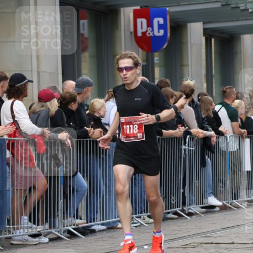 13.09.2026 - 21. swb-Marathon Bremen Strokosch-Dieckow http://msf.ph/oto/10389021 13.09.2026 12:59:10 Ziel 126, 277, 466, 658, 862, 1248, 1800, 1852, 1993, 2651, 3251, 4096, 4964, 5316, 5828, 8383, 9533, 1118, 1508, 1751, 1993, 3584, 3624, 3688, 4399, 4847, 6991, 8065, 8383, 8994, 9120, 9329 meine-sportfotos.de