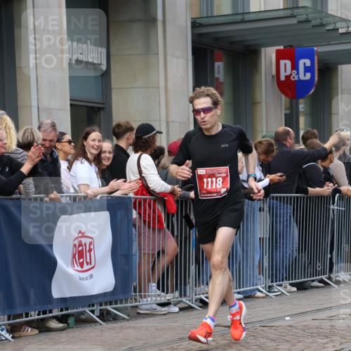 13.09.2026 - 21. swb-Marathon Bremen Strokosch-Dieckow http://msf.ph/oto/10389025 13.09.2026 12:59:11 Ziel 126, 277, 466, 658, 862, 1248, 1800, 1852, 2651, 3251, 4096, 4964, 5316, 5828, 9533, 1118, 1508, 1751, 1993, 3584, 3624, 3688, 4399, 4847, 6991, 8065, 8383, 8994, 9120, 9329 meine-sportfotos.de
