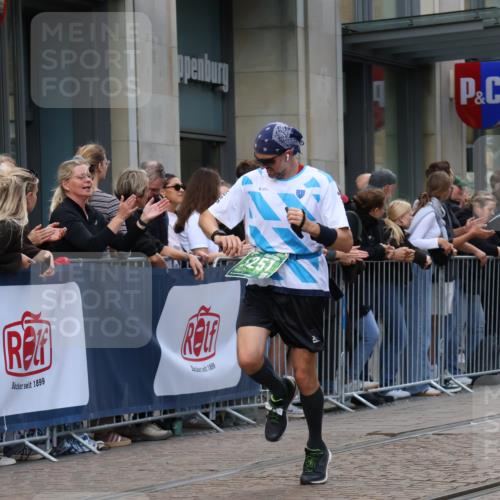 13.09.2026 - 21. swb-Marathon Bremen Strokosch-Dieckow http://msf.ph/oto/10389068 13.09.2026 12:59:17 Ziel 126, 277, 466, 862, 1800, 1852, 3251, 4964, 5316, 5828, 6557, 658, 1118, 1248, 1508, 1751, 1800, 1993, 2651, 3584, 3688, 4096, 4399, 6991, 8383, 8994, 9120, 9329, 9533 meine-sportfotos.de