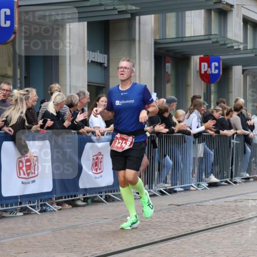 13.09.2026 - 21. swb-Marathon Bremen Strokosch-Dieckow http://msf.ph/oto/10389178 13.09.2026 12:59:31 Ziel 126, 277, 807, 1320, 1485, 1852, 4964, 5316, 5828, 6557, 8850, 9153, 466, 658, 862, 1248, 1508, 1751, 1800, 1993, 2651, 3251, 4096, 5316, 8383, 9533 meine-sportfotos.de
