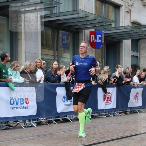 13.09.2026 - 21. swb-Marathon Bremen Strokosch-Dieckow http://msf.ph/oto/10389191 13.09.2026 12:59:32 Ziel 126, 277, 735, 807, 1320, 1485, 1852, 4964, 5828, 6557, 8850, 9153, 466, 658, 862, 1248, 1508, 1751, 1800, 1993, 2651, 3251, 4096, 5316, 8383, 9533 meine-sportfotos.de