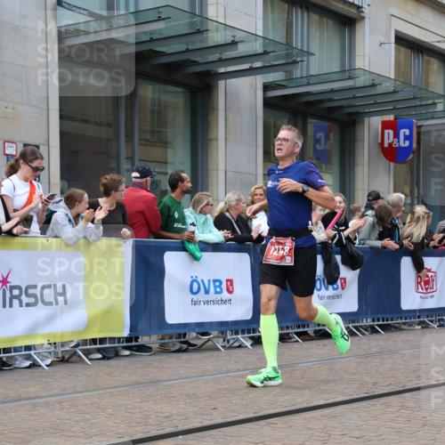 13.09.2026 - 21. swb-Marathon Bremen Strokosch-Dieckow http://msf.ph/oto/10389194 13.09.2026 12:59:32 Ziel 126, 277, 735, 807, 1320, 1485, 1852, 4964, 5828, 6557, 8850, 9153, 466, 658, 862, 1248, 1508, 1751, 1800, 1993, 2651, 3251, 4096, 5316, 8383, 9533 meine-sportfotos.de