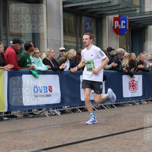 13.09.2026 - 21. swb-Marathon Bremen Strokosch-Dieckow http://msf.ph/oto/10389235 13.09.2026 12:59:37 Ziel 603, 735, 807, 1320, 1485, 1758, 1911, 1930, 6557, 7170, 8850, 9153, 126, 277, 466, 658, 862, 1248, 1800, 1852, 2651, 3251, 4096, 4964, 5316, 5828, 9533 meine-sportfotos.de