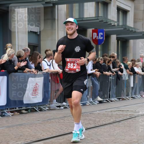 13.09.2026 - 21. swb-Marathon Bremen Strokosch-Dieckow http://msf.ph/oto/10389293 13.09.2026 12:59:44 Ziel 603, 735, 807, 912, 1320, 1571, 1758, 1911, 1930, 7170, 8689, 8850, 9153, 126, 277, 466, 862, 1485, 1852, 3251, 4964, 5316, 5828, 6557 meine-sportfotos.de