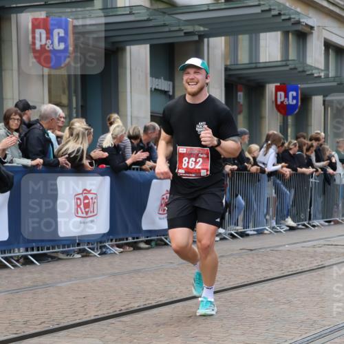 13.09.2026 - 21. swb-Marathon Bremen Strokosch-Dieckow http://msf.ph/oto/10389297 13.09.2026 12:59:45 Ziel 603, 735, 807, 912, 1320, 1571, 1758, 1911, 1930, 7170, 8689, 8850, 9153, 126, 277, 466, 862, 1320, 1485, 1852, 3251, 4964, 5316, 5828, 6557, 8850 meine-sportfotos.de