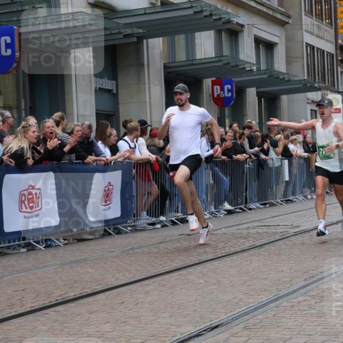 13.09.2026 - 21. swb-Marathon Bremen Strokosch-Dieckow http://msf.ph/oto/10389312 13.09.2026 12:59:51 Ziel 603, 671, 735, 912, 1571, 1758, 1911, 1930, 7015, 7170, 8689, 9153, 126, 277, 466, 807, 862, 1320, 1485, 1852, 3251, 4964, 5316, 5828, 6557, 8850, 9153 meine-sportfotos.de