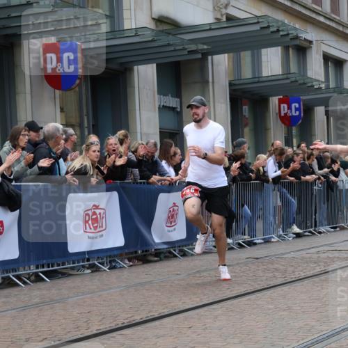 13.09.2026 - 21. swb-Marathon Bremen Strokosch-Dieckow http://msf.ph/oto/10389316 13.09.2026 12:59:51 Ziel 603, 671, 735, 912, 1571, 1758, 1911, 1930, 7015, 7170, 8689, 9153, 126, 277, 466, 807, 862, 1320, 1485, 1852, 3251, 4964, 5316, 5828, 6557, 8850, 9153 meine-sportfotos.de
