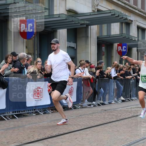 13.09.2026 - 21. swb-Marathon Bremen Strokosch-Dieckow http://msf.ph/oto/10389321 13.09.2026 12:59:52 Ziel 603, 671, 735, 912, 1571, 1758, 1911, 1930, 7015, 7170, 8689, 126, 277, 466, 807, 862, 1320, 1485, 1852, 4964, 5316, 5828, 6557, 8850, 9153 meine-sportfotos.de