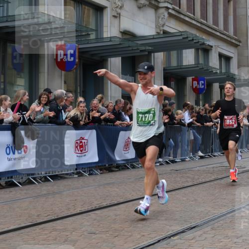 13.09.2026 - 21. swb-Marathon Bremen Strokosch-Dieckow http://msf.ph/oto/10389332 13.09.2026 12:59:53 Ziel 603, 671, 735, 912, 1571, 1758, 1911, 1930, 2683, 5776, 7015, 7170, 8689, 126, 277, 466, 807, 862, 1320, 1485, 1852, 4964, 5316, 5828, 6557, 8850, 9153 meine-sportfotos.de