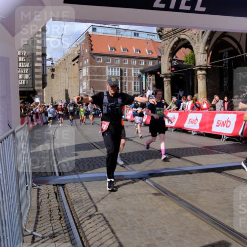 13.09.2026 - 21. swb-Marathon Bremen Tim E. http://msf.ph/oto/10389362 13.09.2026 13:31:51 Ziel 310, 922, 1600, 1627, 2602, 2707, 3152, 3343, 3392, 3579, 3858, 3859, 4164, 4258, 4273, 4692, 4889, 5375, 5426, 5504, 5979, 6039, 6062, 6100, 6147, 6193, 6581, 6602, 6968, 6971, 7001, 7032, 7608, 7941, 8042, 8205, 8206, 8239, 8339, 8364, 8495, 8522, 9155, 9293, 9568, 9903 meine-sportfotos.de