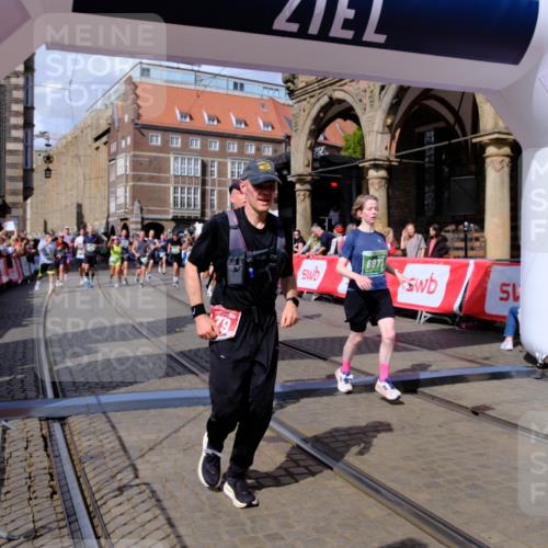 13.09.2026 - 21. swb-Marathon Bremen Tim E. http://msf.ph/oto/10389375 13.09.2026 13:31:51 Ziel 310, 922, 1600, 1627, 2602, 2707, 3152, 3343, 3392, 3579, 3858, 3859, 4164, 4258, 4273, 4692, 4889, 5375, 5426, 5504, 5979, 6039, 6062, 6100, 6147, 6193, 6581, 6602, 6968, 6971, 7001, 7032, 7608, 7941, 8042, 8205, 8206, 8239, 8339, 8364, 8495, 8522, 9155, 9293, 9568, 9903 meine-sportfotos.de