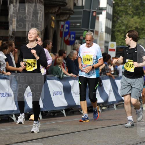 13.09.2026 - 21. swb-Marathon Bremen Strokosch-Dieckow http://msf.ph/oto/10389463 13.09.2026 11:11:03 Ziel 10148, 10461, 10462, 10547, 10768, 10911, 11047, 11283, 11298, 11300, 11309, 11327, 11335, 11465, 11513, 11583, 11736, 11756, 11846, 12183, 10313, 10419, 10611, 10644, 11062, 11141, 11231, 11458, 11679, 11745, 12148, 12396, 12507 meine-sportfotos.de