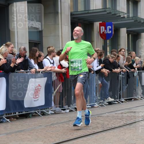 13.09.2026 - 21. swb-Marathon Bremen Strokosch-Dieckow http://msf.ph/oto/10389598 13.09.2026 13:00:23 Ziel 371, 453, 1136, 1550, 1754, 2141, 4904, 8749, 9849, 603, 671, 912, 1571, 1758, 1911, 1930, 2683, 5776, 7015, 7170, 8689 meine-sportfotos.de
